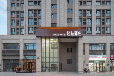 Light Orange Hotel (Urumqi Convention and Exhibition Center) Hotel berhampiran Urumqi Midong Administration School