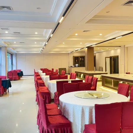 Xiling Snow Mountain Maple Leaf Hotel