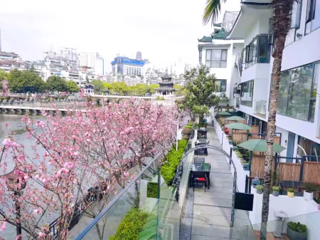 Beautiful Coast Yanshe River View B&B (Guiyang Jiaxiulou Qingyun Market Store) Отели рядом с достопримечательностью «Jiaxiu Square Public Lavatory»