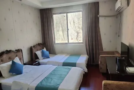 Holiday Inn Yajiang Отели рядом с достопримечательностью «Observation Deck of Pilgrim Eighteen Bends»