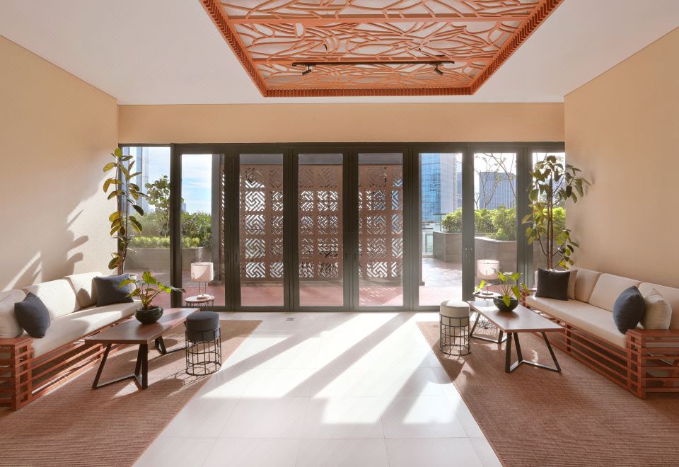 시타딘 가톳 수브로토 자카르타의 깔끔한 다이닝 공간