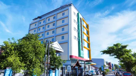 Continent Centrepoint Hotel Makassar Отели рядом с достопримечательностью «Harian Kompas»