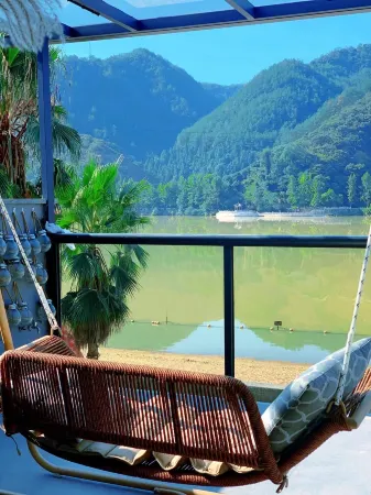 Painting Boat Listening to the Rain B&B Отели в г. Юньхэ