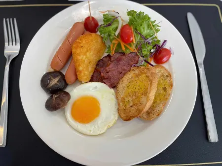 Khota Hill Hotel Отели рядом с достопримечательностью «Wat Phra in Plaeng»