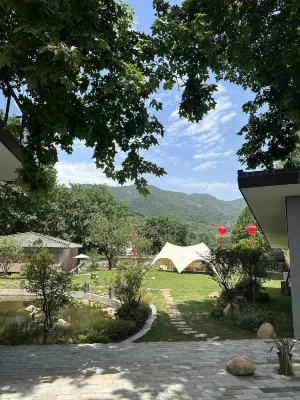 Floral Hotel· · Lanting B&B (Chaohuyuan Scenic Spot Store in bathing pool Hot Spring Resort) Отели рядом с достопримечательностью «Wuyu Pavilion»