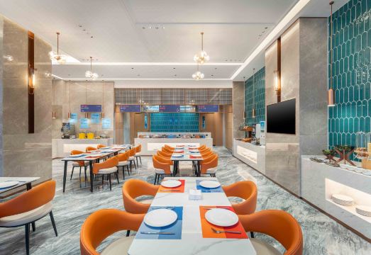 5. 홀리데이 인 익..