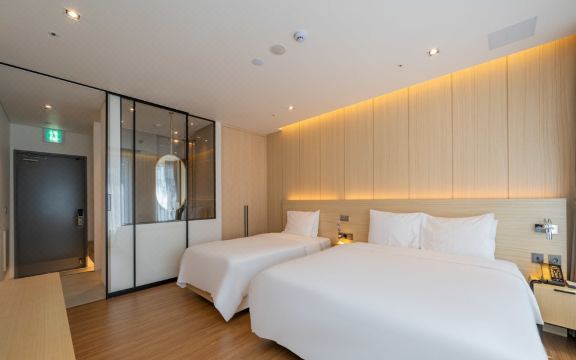 4. 더하운드호텔 반..