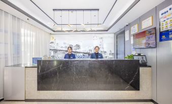 Super 8 Collection Hotel (Huanghe Mother Sculpture Xiaoxihu Subway Station)