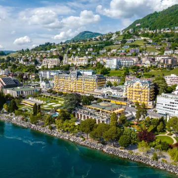 Fairmont Le Montreux Palace Отели рядом с достопримечательностью «Mountain Studio»