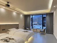 Moye Yishan Homestay Hotels near Wolong National Nature Reserve