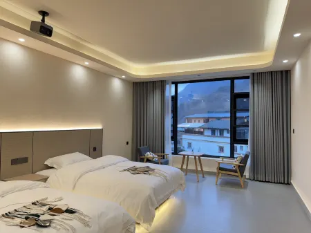 Moye Yishan Homestay Отели рядом с достопримечательностью «Wolong Town»