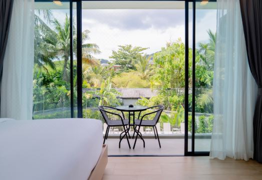 시사이드 나이톤 푸켓의 모던하고 깔끔한 객실 인테리어