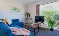 Bright 2B Private Yard @Highton Hotels in 