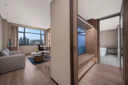 Holiday Inn Express Qingdao City Balcony by ihg Отели рядом с достопримечательностью «Lingshanwan Seaside Park»