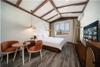 North Latitude 43° Homestay - bar
