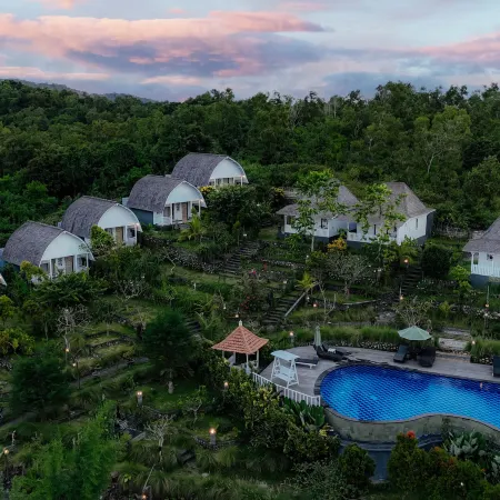 The Kleep Jungle Resort Отели рядом с достопримечательностью «Пляж Тембелинг»