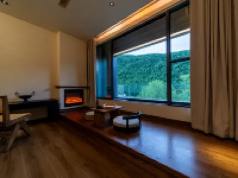 Luxury Mountain View Hot Spring Resort (Private Oxygen Spa Hotel at the Foot of the Snowy Mountain) โรงแรมในเซี่ยวจิน