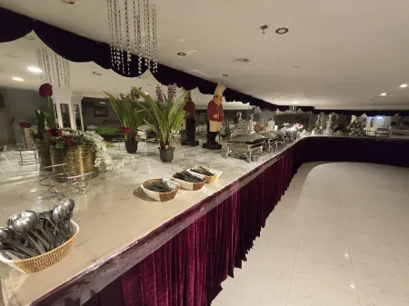 Taj Celine Hotel Отели рядом с достопримечательностью «Abbar and Zainy Building»