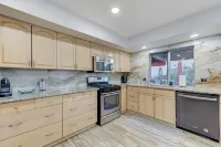 Strip-Side Villa 5Br3BA, Pool, Mini Golf, Karaoke