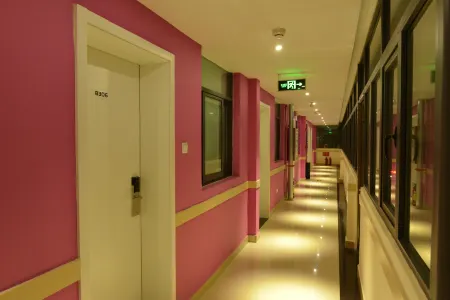 Wanyue Express Hotel (Xingyang Long-distance Bus Central Station) Отели в г. Синян