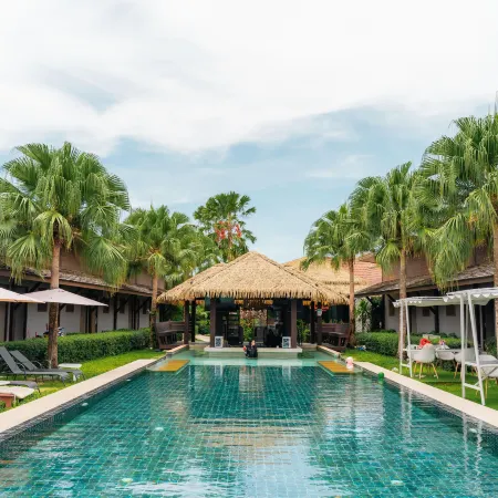Malabar Pool Villa Phuket Отели рядом с достопримечательностью «Порт Ратсада»