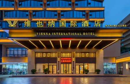 Vienna International Hotel (Guiping Xishan Scenic Area Beijiangwan Branch) Отели в г. Гуйпин