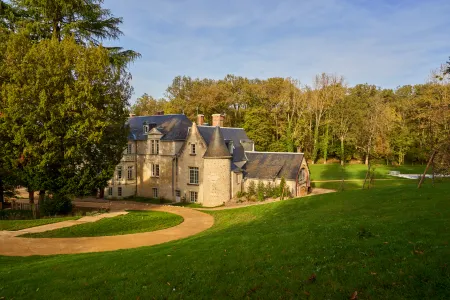 Domaine de la Commanderie de Ballan Отели в г. Люин