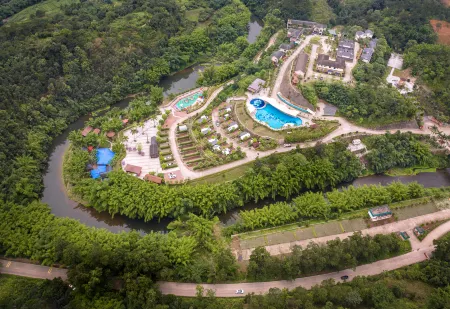 DONGXING HAOXING RV camping base Отели рядом с достопримечательностью «Chen Mansion»