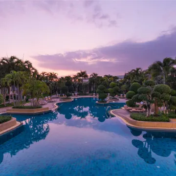 Thai Garden Resort Отели рядом с достопримечательностью «Пляж Наклуа»