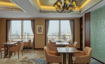 room with a view, furnished with tables in the center at Radisson Blu Hotel Shanghai New World
