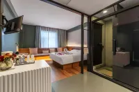 Nuonuo ROOF Rizmila Hotel (Kunming Nanping Pedestrian Street Jiaosanqiao Subway Station)