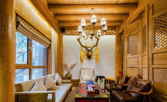 Floral Lux Hotel· Shangri La Gadan Manor Hotel (Dukezong Ancient City Branch)