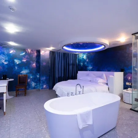 Lingshan Linjiang Theme Hotel