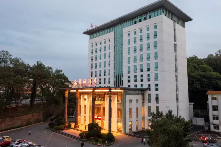 Danxia Mountain Jincheng Hotel Отели рядом с достопримечательностью «Danxia Mountain Tourist Scenic Area - Outer Mountain Gate Station»