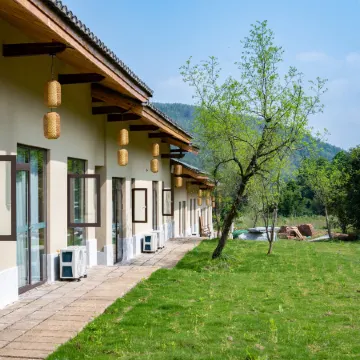 Longnan Qianxin Town Mountainside Hot Spring Resort Hotel