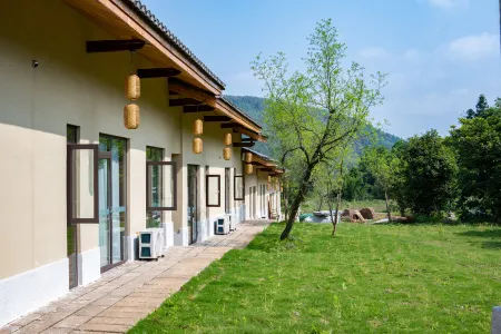 Longnan Qianxin Town Mountainside Hot Spring Resort Hotel