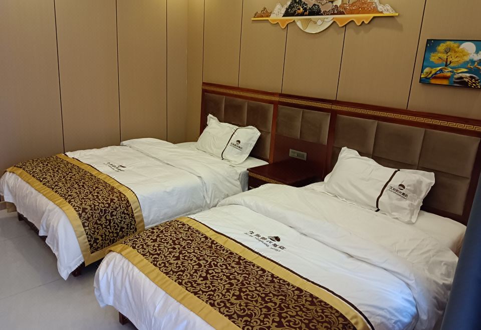 주즈 선샤인 호텔의 밝고 현대적인 로비 공간