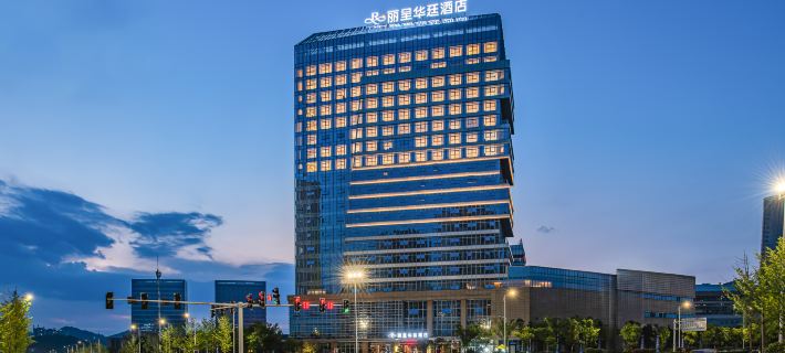 Joyful Tour Grand Rezen Hotel （Zunyi Railway Station） Отели в г. Цзуньи