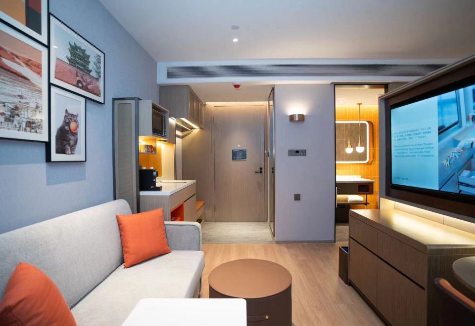 홈2 스위트 바이 힐튼의 깔끔한 객실 내부