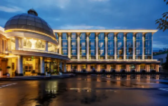 Compass Hotel Hotels near Football Park