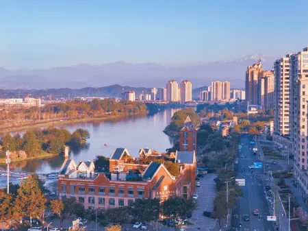 Cheerer Lake Hotel Отели рядом с достопримечательностью «Linqiong Ancient City»