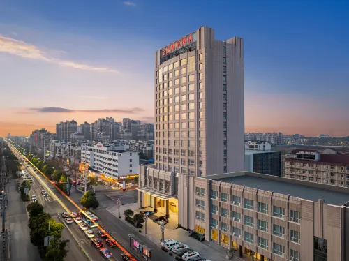 Phoenix Court Hotel (Jingzhou Ancient City Changjiang University) - 4-Star