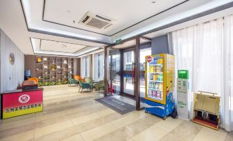 Super 8 Collection Hotel (Huanghe Mother Sculpture Xiaoxihu Subway Station)