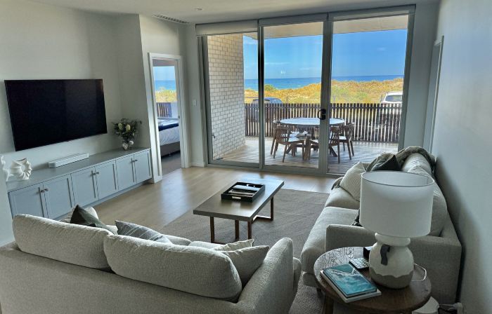 Sea Dunes Luxury Apartment - 10 steps to the beach