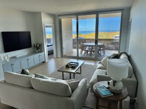 Sea Dunes Luxury Apartment - 10 steps to the beach