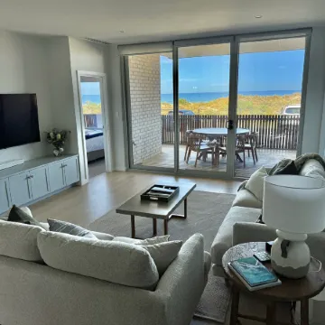 Sea Dunes Luxury Apartment - 10 steps to the beach