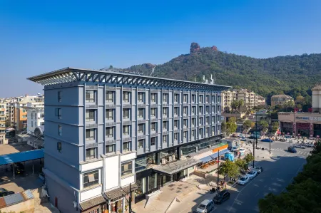 Starry Cloud Hotel (Jiangshan Hushan Park Branch)