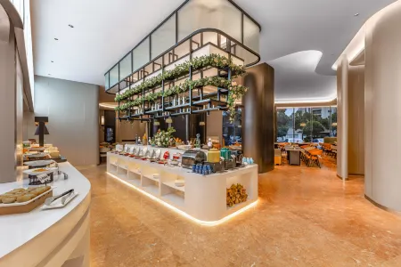 Ramada By Wyndham Wuhan Dongxi Lake Отели рядом с достопримечательностью «Zhuyehai Park»