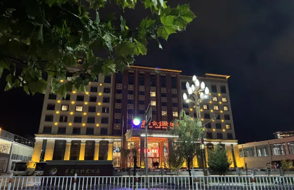 迭部苯日欽牡大酒店
