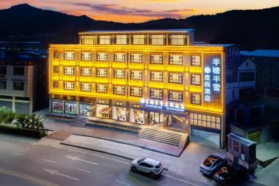 Shangri-La Half Sugar Half Snow Resort Hotel Hotels in Ganden Sumtseling Monastery